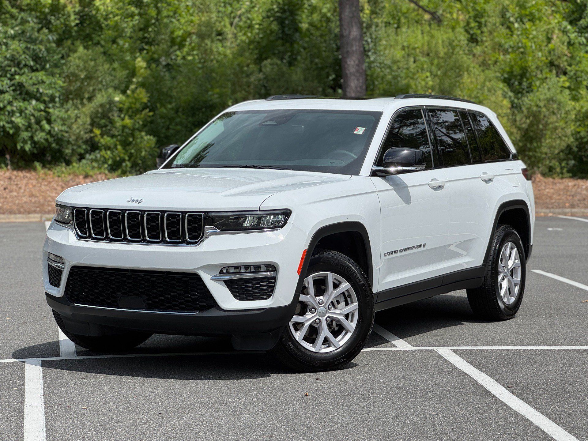 Used 2022 Jeep Grand Cherokee Limited AWD/4WD image 1