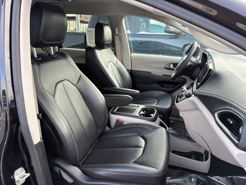 Certified 2024 Chrysler Pacifica Limited FWD image 18