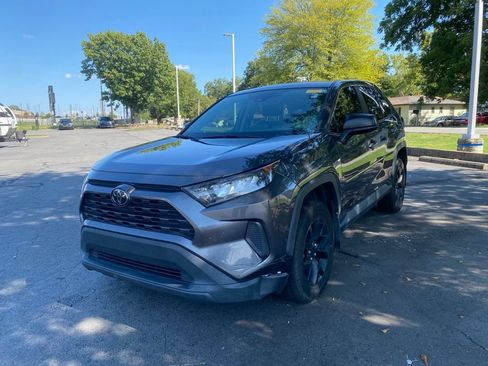 Used 2022 Toyota RAV4 LE AWD/4WD image 3