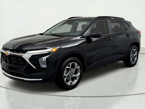 Used 2024 Chevrolet Trax LT w/ Sunroof Package FWD image 1