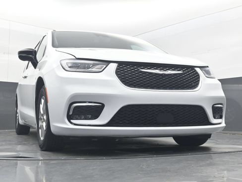 Used 2024 Chrysler Pacifica Touring-L FWD image 19