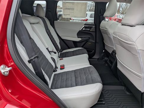 New 2025 Mitsubishi Outlander SE image 32