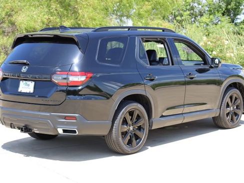 Certified 2025 Honda Pilot Black Edition image 8