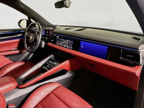 Certified 2025 Porsche Macan Electric RWD image 17
