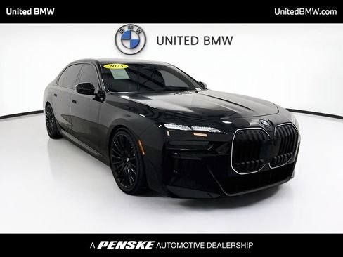 Used 2025 BMW i7 xDrive60 w/ Executive Package AWD/4WD image 3
