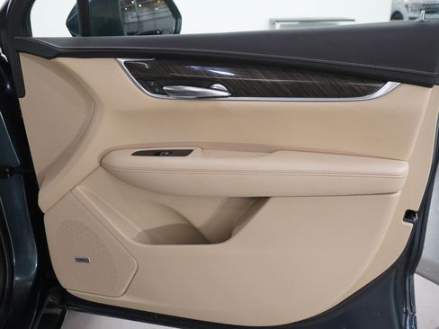 Used 2019 Cadillac XT5 AWD image 11