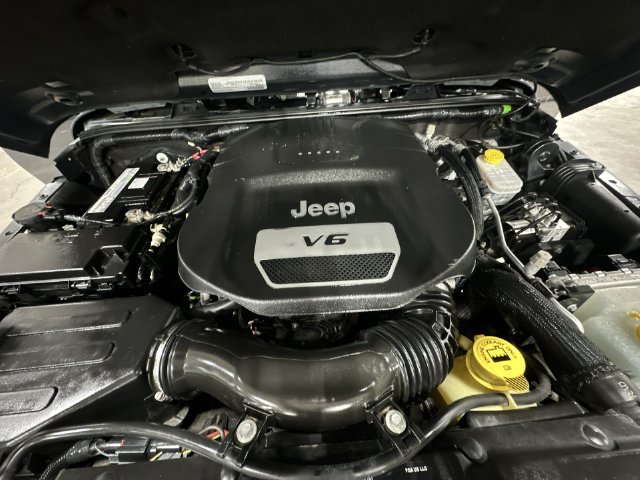 Used 2018 Jeep Wrangler Sahara w/ Connectivity Group AWD/4WD image 22