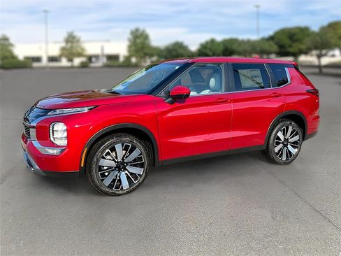 New 2025 Mitsubishi Outlander SE image 3