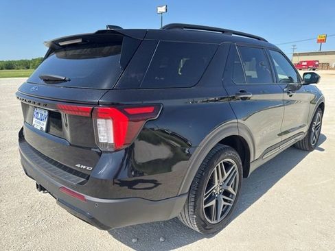 Used 2025 Ford Explorer ST-Line w/ ST-Line Street Pack AWD/4WD image 7