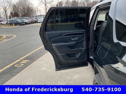 Used 2023 Honda Pilot Touring image 17