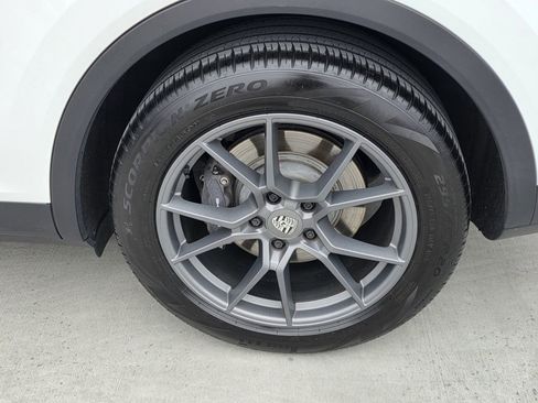Certified 2024 Porsche Cayenne AWD/4WD image 28