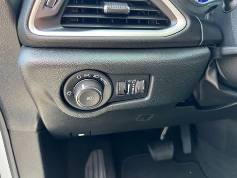 Used 2025 Chrysler Pacifica Select FWD image 13