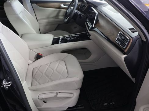 Used 2024 Volkswagen Atlas SE image 25