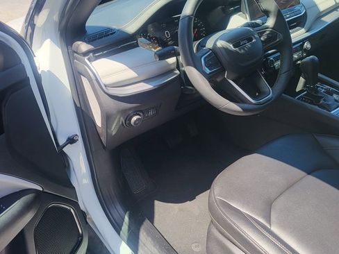 Used 2025 Jeep Compass Limited image 3