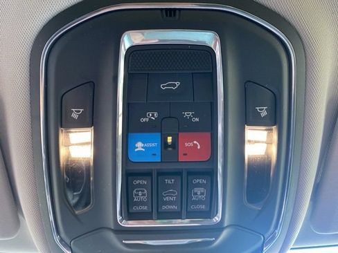 Used 2023 Jeep Grand Cherokee L Limited AWD/4WD image 18