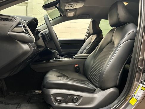Used 2020 Toyota Camry SE FWD image 7