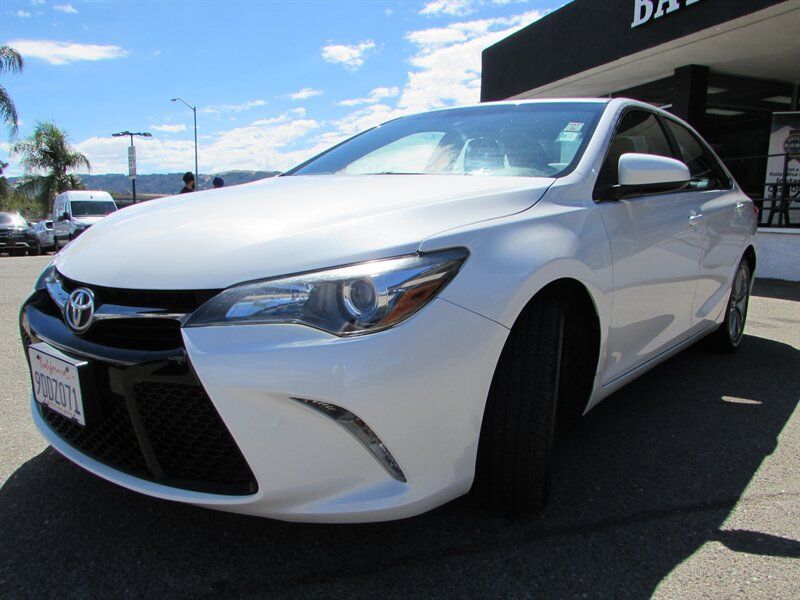 Used 2015 Toyota Camry SE w/ Moonroof Package FWD image 3