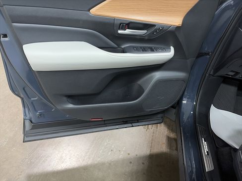 Used 2024 Toyota Grand Highlander Limited image 13