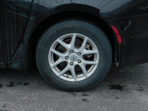 Used 2023 Chrysler Pacifica Touring-L image 11