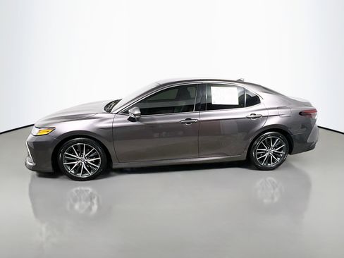 Used 2021 Toyota Camry XLE image 9