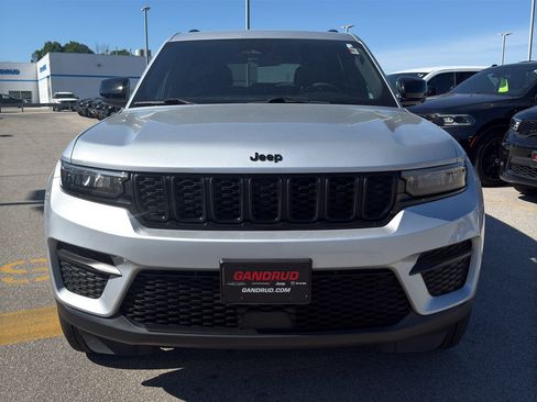 Used 2025 Jeep Grand Cherokee Altitude AWD/4WD image 3