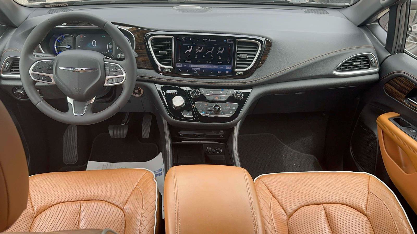 Used 2023 Chrysler Pacifica Pinnacle FWD image 11