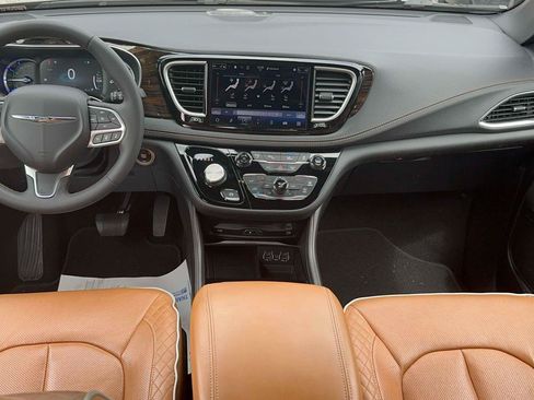 Used 2023 Chrysler Pacifica Pinnacle FWD image 11