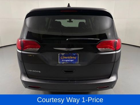 Used 2022 Chrysler Voyager LX FWD image 9