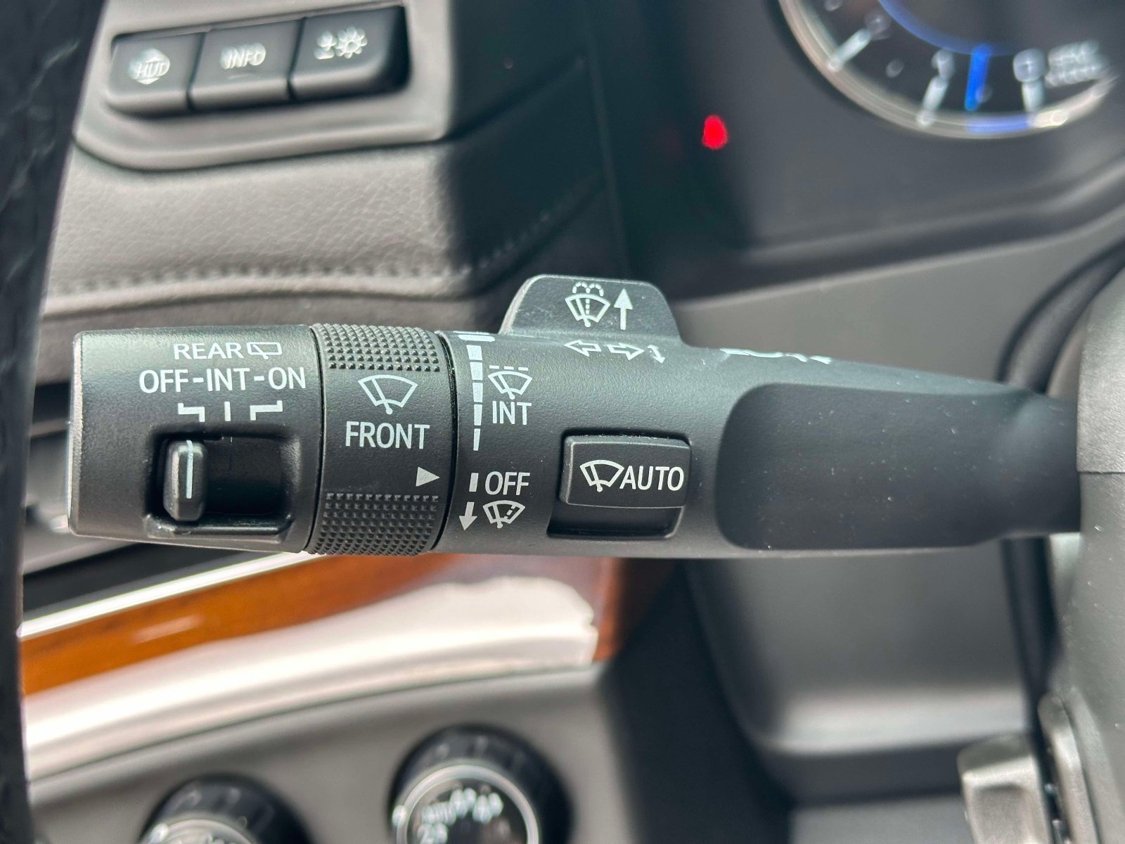 Used 2020 Cadillac Escalade Premium Luxury AWD/4WD image 16