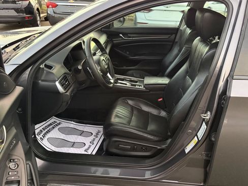 Used 2018 Honda Accord Touring image 9