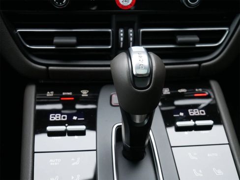 Used 2025 Porsche Macan image 24