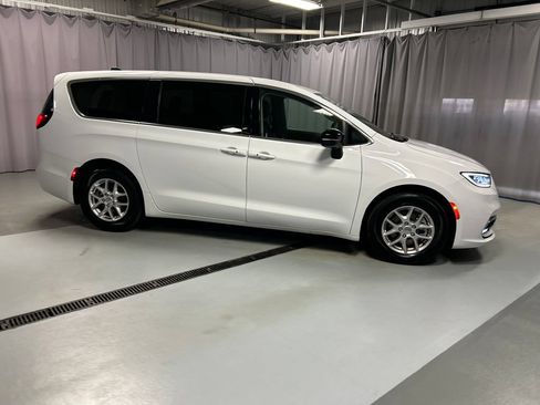Used 2024 Chrysler Pacifica Touring-L FWD image 8