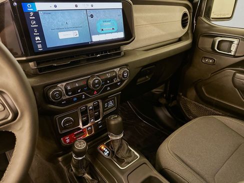 Used 2025 Jeep Wrangler Willys image 25