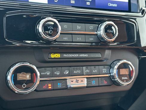 Used 2022 Ford F250 Lariat w/ Black Appearance Package image 20