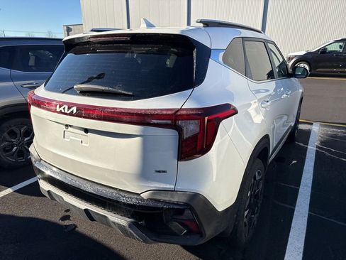 Used 2024 Kia Seltos SX w/ SX Sunroof Package image 3