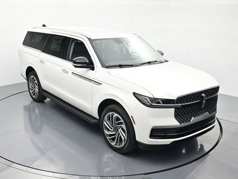 New 2026 Lincoln Navigator L Premier AWD/4WD image 31