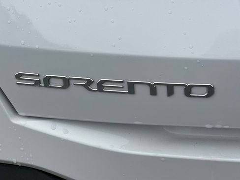 Used 2024 Kia Sorento S image 12