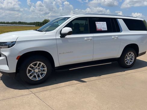 Used 2024 Chevrolet Suburban LT RWD image 5
