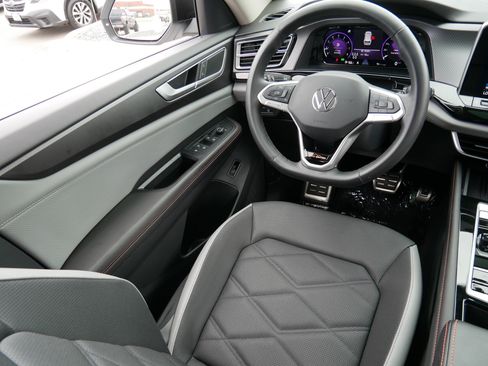Used 2025 Volkswagen Atlas Peak Edition SE AWD/4WD image 9