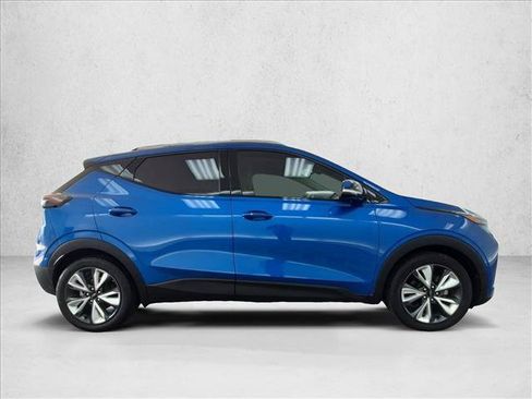Used 2023 Chevrolet Bolt EUV LT w/ Convenience Package FWD image 4