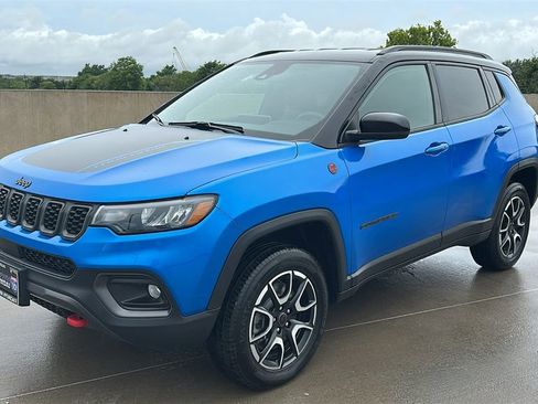 Used 2025 Jeep Compass Trailhawk AWD/4WD image 9