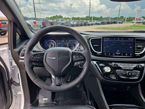 Used 2024 Chrysler Pacifica Limited w/ Uconnect Theater Family Group FWD image 30