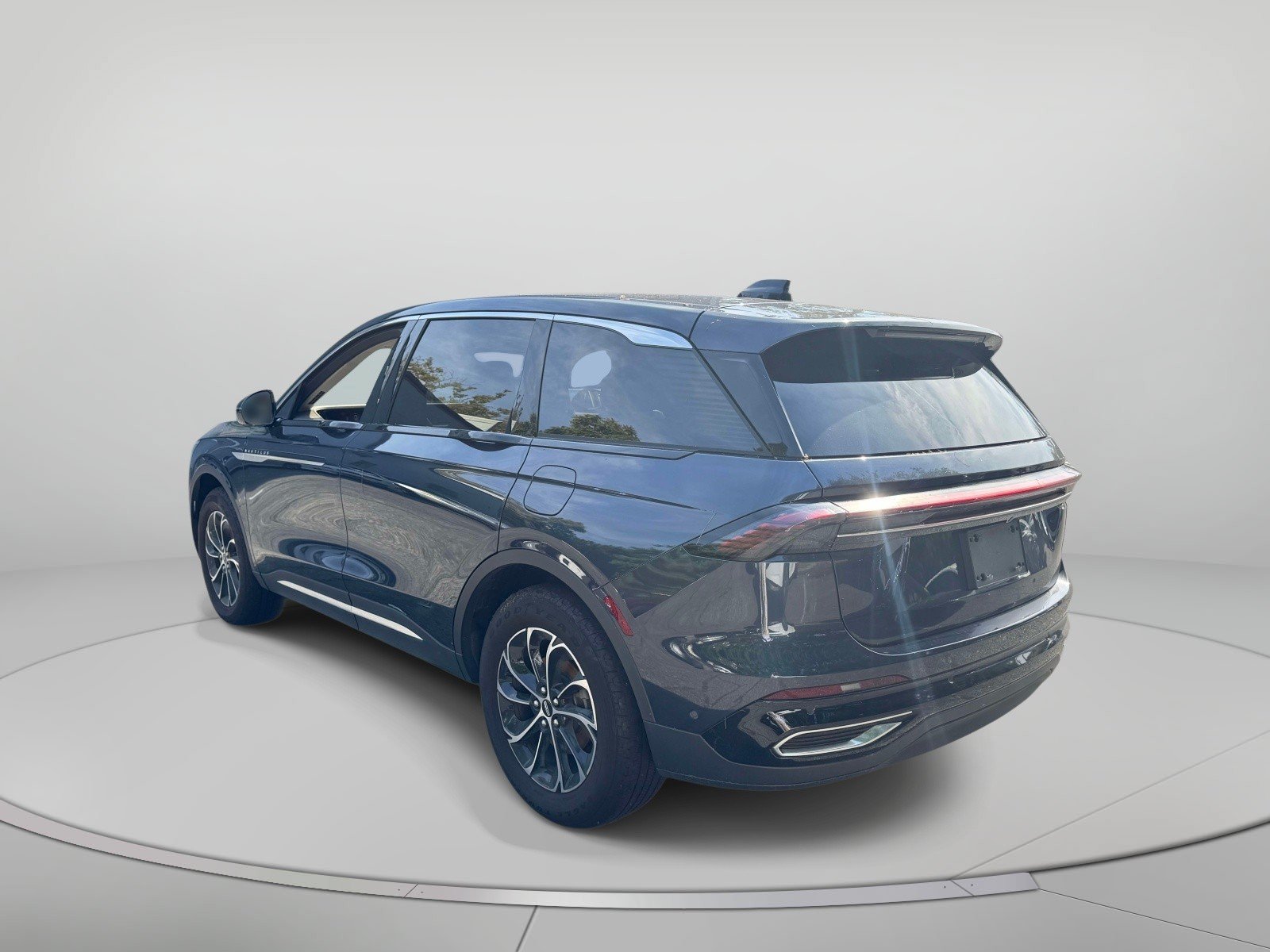 Used 2024 Lincoln Nautilus Premier AWD/4WD image 4