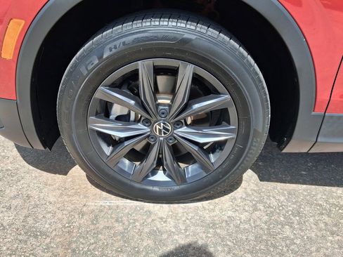 Used 2023 Volkswagen Tiguan SE w/ Panoramic Sunroof Package FWD image 24