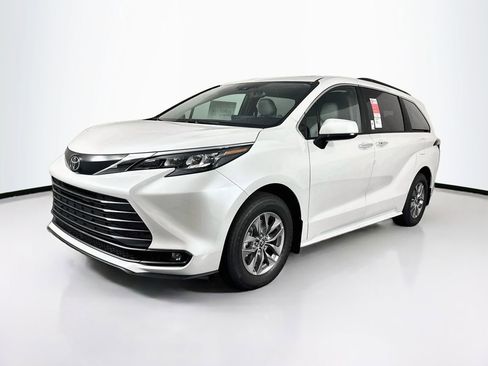 New 2026 Toyota Sienna XLE FWD image 3