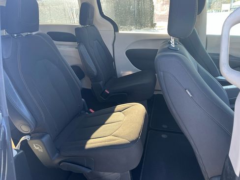 Used 2017 Chrysler Pacifica LX image 19