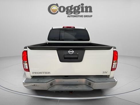 Used 2018 Nissan Frontier SV image 3