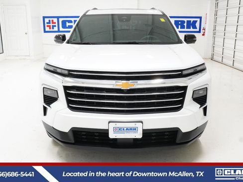 Used 2024 Chevrolet Traverse LT FWD image 3