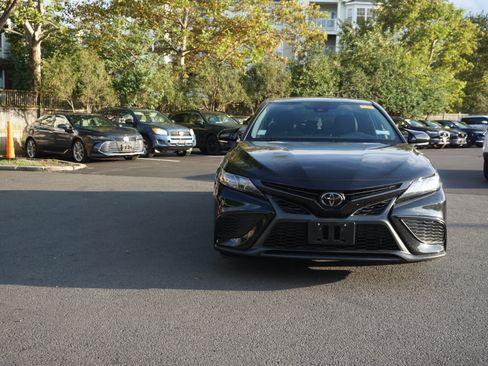 Used 2023 Toyota Camry SE FWD image 2