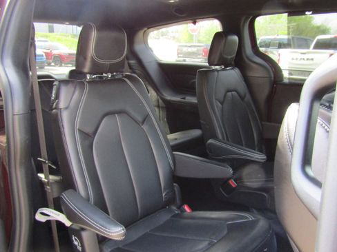 Used 2023 Chrysler Pacifica Touring-L w/ S Appearance Package AWD/4WD image 15